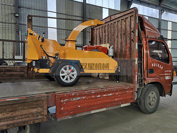 柴油版樹枝粉碎機發(fā)貨現(xiàn)場