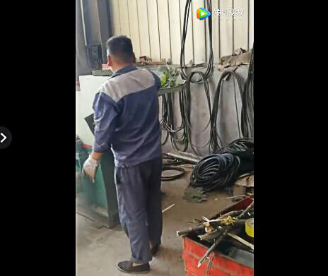 鋸末粉碎機(jī)視頻現(xiàn)場設(shè)備試機(jī)測試