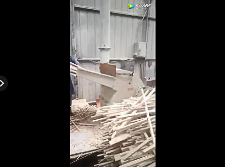 木材粉碎機(jī)視頻客戶現(xiàn)場粉碎木條展示