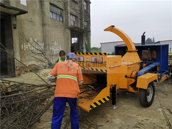 客戶樹枝粉碎機現(xiàn)場視頻作業(yè)展示