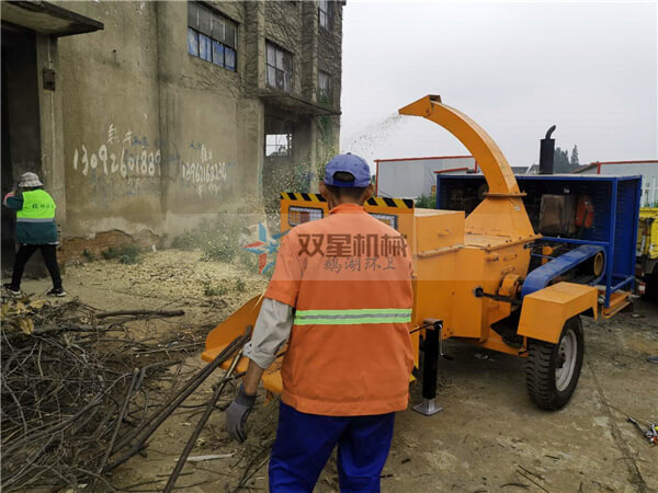 客戶樹枝粉碎機現(xiàn)場視頻作業(yè)展示