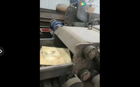 綜合木材破碎機視頻破碎建筑模板現(xiàn)場