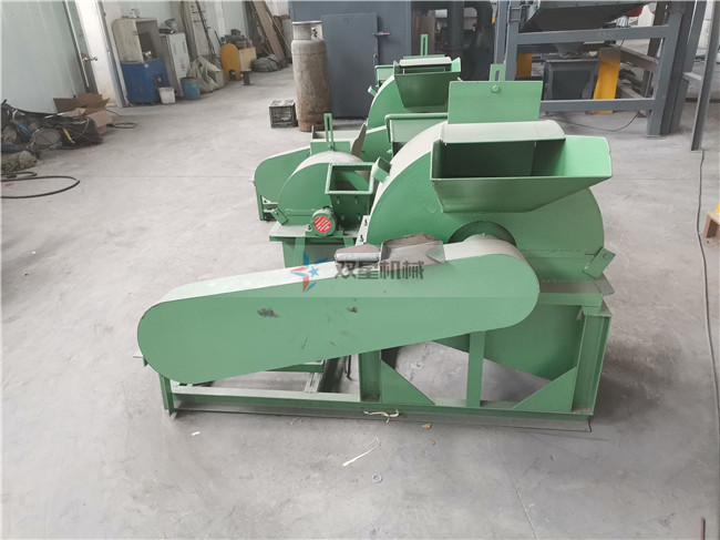 木材粉碎機設(shè)備倉庫現(xiàn)場