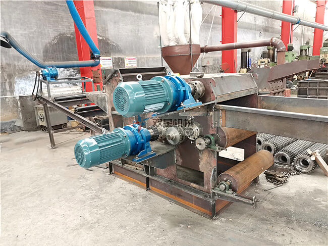 模板破碎機(jī)側(cè)面拍攝（設(shè)備為噴漆）