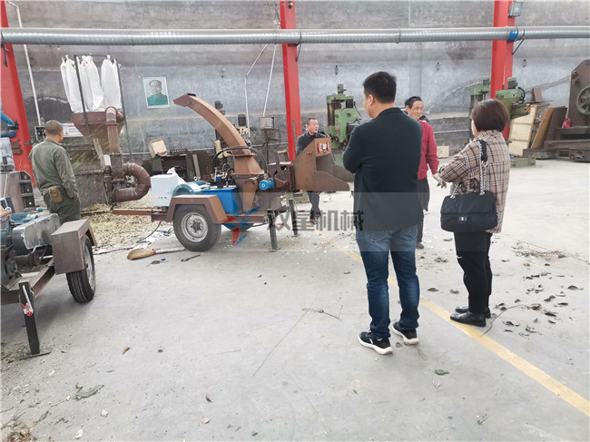 移動式園林樹枝粉碎機客戶現(xiàn)場參觀試機