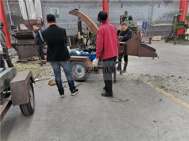 移動(dòng)式園林樹(shù)枝粉碎機(jī)客戶現(xiàn)場(chǎng)參觀試機(jī)