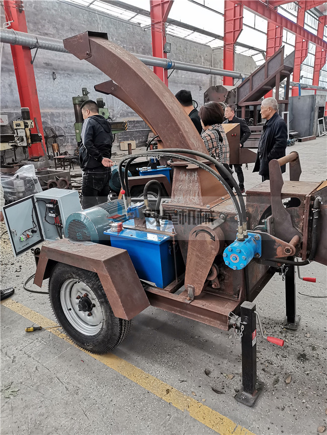 移動(dòng)式園林樹(shù)枝粉碎機(jī)客戶現(xiàn)場(chǎng)參觀試機(jī)