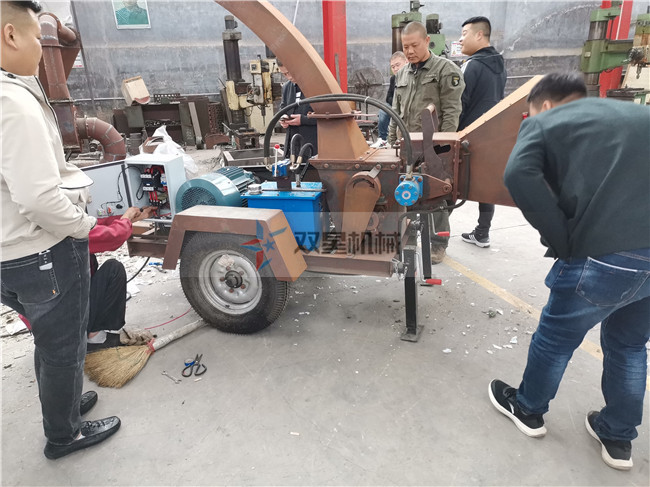 移動(dòng)式園林樹(shù)枝粉碎機(jī)客戶現(xiàn)場(chǎng)參觀試機(jī)