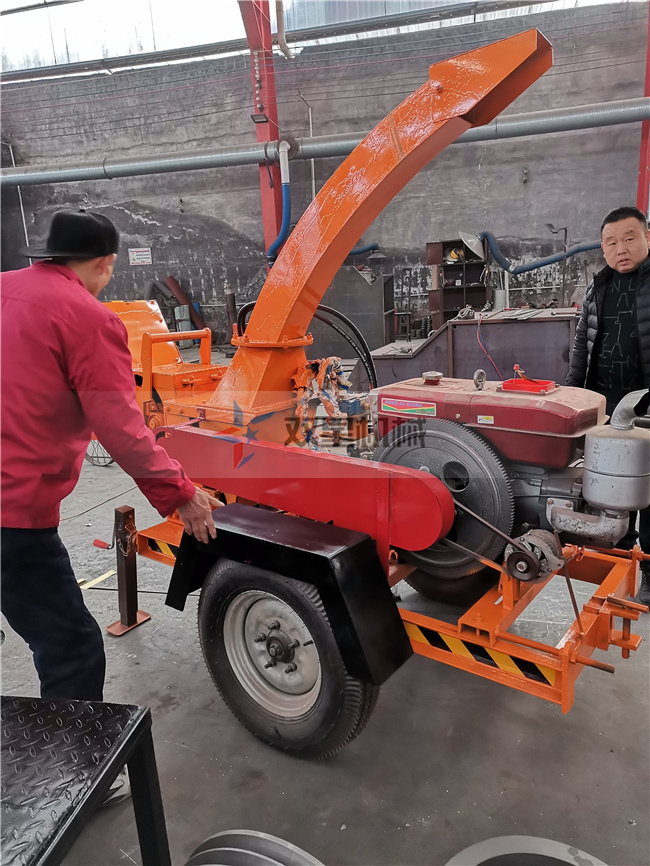 小微型樹枝粉碎機(jī)設(shè)備客戶現(xiàn)場考察