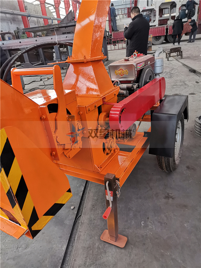 小微型樹枝粉碎機(jī)設(shè)備客戶現(xiàn)場考察