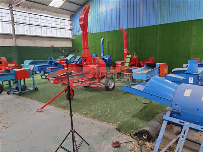 秸稈木材粉碎機設(shè)備倉庫實拍