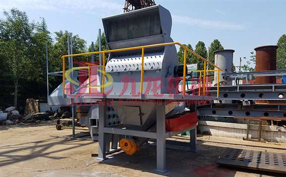 木頭粉碎機(jī)的出現(xiàn)樹枝粉碎機(jī)廠家很好的解決了這一問題