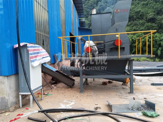 木材粉碎機(jī)日常工作樹枝粉碎機(jī)價(jià)格
的維護(hù)與保養(yǎng)也很重要